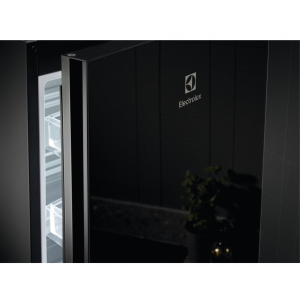 Двухкамерный холодильник Electrolux LNT7ME36K2
