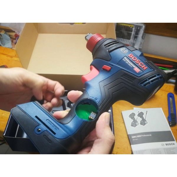 Шуруповерт Аккумуляторный ударный гайковерт Bosch Professional GDX 18V-200