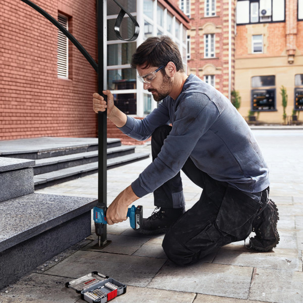 Шуруповерт Аккумуляторный дрель-шуруповерт Bosch Professional GSR 185-LI