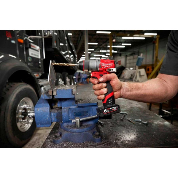 Шуруповерт Аккумуляторный дрель-шуруповерт Milwaukee M12 FDD2-0