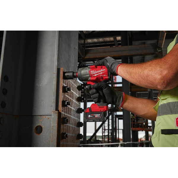 Шуруповерт Аккумуляторный ударный гайковерт Milwaukee M18 FHIW2F12-502X