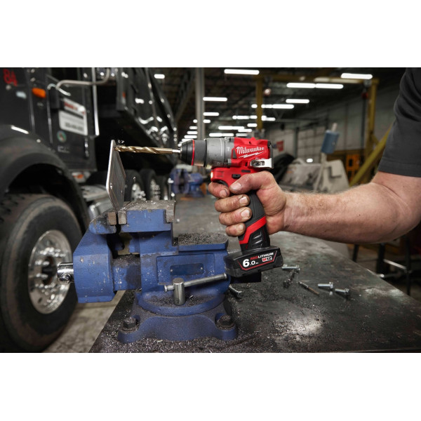 Шуруповерт Набор аккумуляторного инструмента Milwaukee M12 FPP2A2-402X шурупокрут-дриль M12 FPD2-0 гвинтоверт M12 FID2-0 акб М12 2х4А·год ЗП C12C кейс