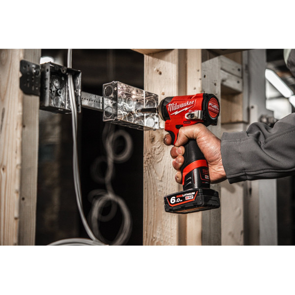Шуруповерт Аккумуляторный ударный винтоверт Milwaukee M12 FID2-202X