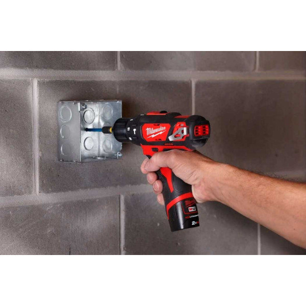 Шуруповерт Аккумуляторный дрель-шуруповерт Milwaukee M12 BPD-202C