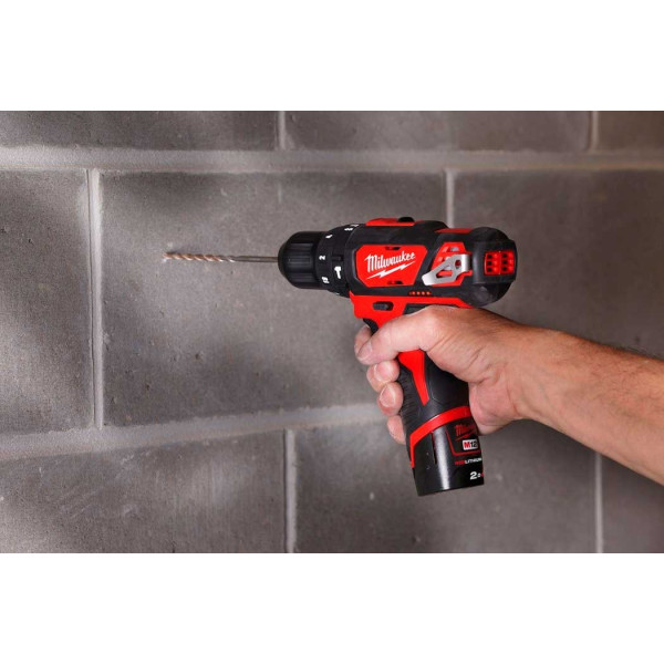 Шуруповерт Аккумуляторный дрель-шуруповерт Milwaukee M12 BPD-202C