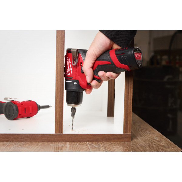Шуруповерт Аккумуляторный дрель-шуруповерт Milwaukee M12 BLDDRC-202C