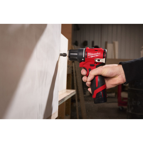 Шуруповерт Аккумуляторный дрель-шуруповерт Milwaukee M12 BLDDRC-202C