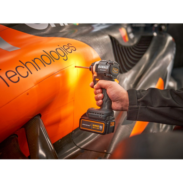 Шуруповерт Аккумуляторный ударная дрель-шуруповерт DeWALT McLaren F1 TEAM LIMITED EDITION