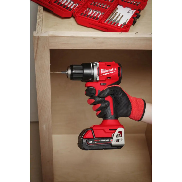 Шуруповерт Аккумуляторный дрель-шуруповерт Milwaukee M18 BLDDRC-202C