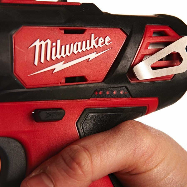 Шуруповерт Аккумуляторный дрель-шуруповерт Milwaukee M12 BPD-202C