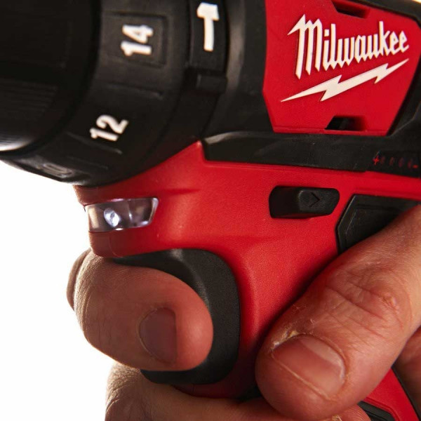 Шуруповерт Аккумуляторный дрель-шуруповерт Milwaukee M12 BPD-202C