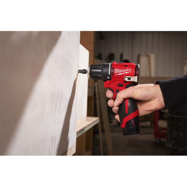 Шуруповерт Аккумуляторный дрель-шуруповерт Milwaukee M12 BLDDRC-201BRF