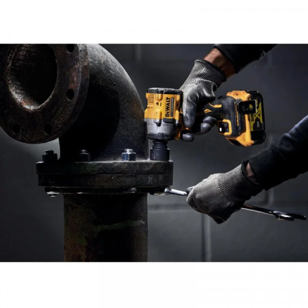 Шуруповерт Аккумуляторный ударный гайковерт DeWALT DCF921NT
