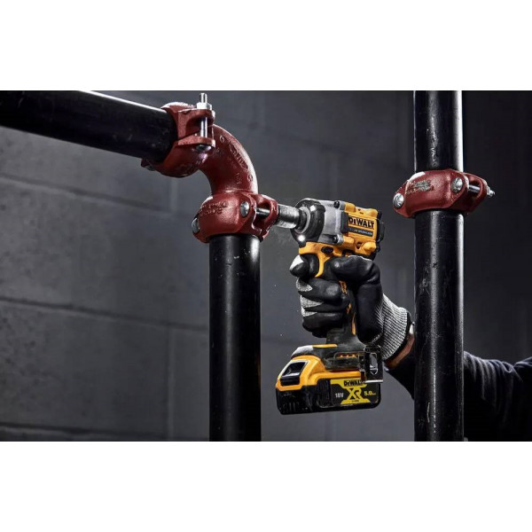 Шуруповерт Акумуляторний ударний гайковерт DeWALT DCF922NT