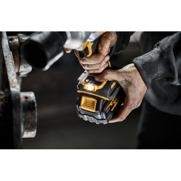 Шуруповерт Акумуляторний ударний гайковерт DeWALT DCF961N