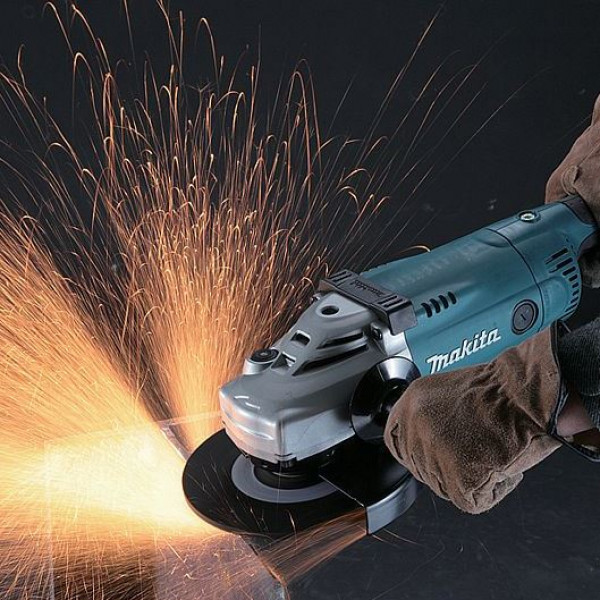Угловая шлифмашинка Makita GA7010C